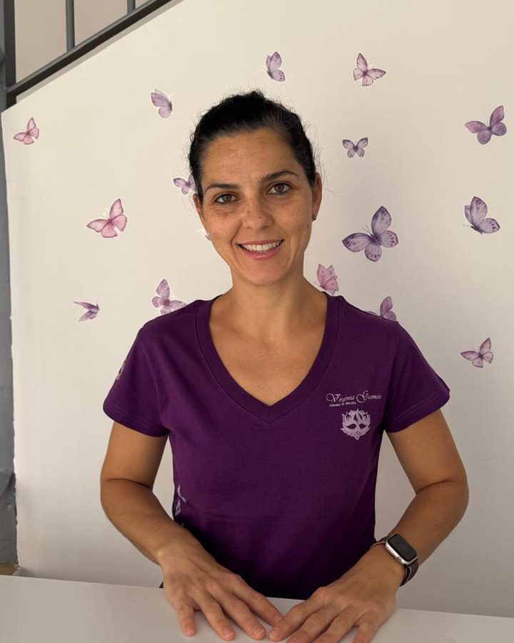 Virginia Guzmán sonriendo en la recepción de su centro de belleza en Marbella
